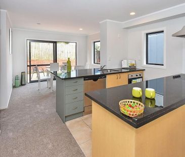 Sunny and Spacious house in great location - Photo 2