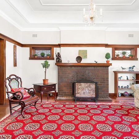 Elegant Family Home with Period Charm, Spacious Living & Private Gardens - Photo 5