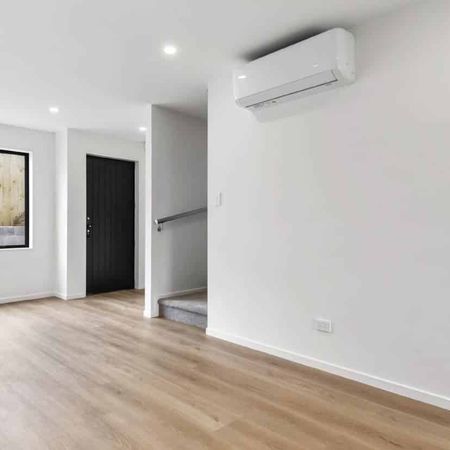 Prime Green Bay Location – 2-Bedroom Townhouse with Special Offer - Photo 4