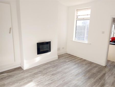 2 bedroom Semi-detached house to rent - Photo 5