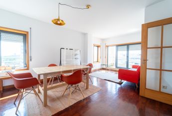 Apartamento T1 com terraço e lugar de garagem situado no Campo Alegre