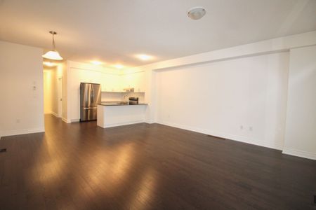 For Lease - 3 Terrain Court, East Gwillimbury, Ontario - Photo 3