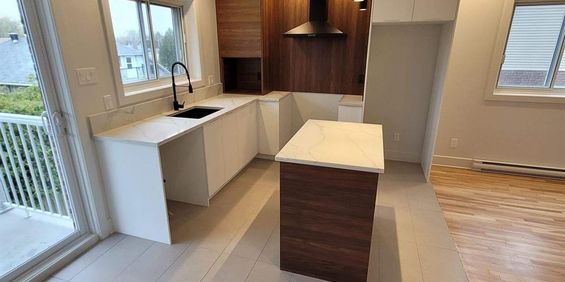 4½ Tranquille Rénové | WiFi, Stationnement, A/C Inclus - Photo 3