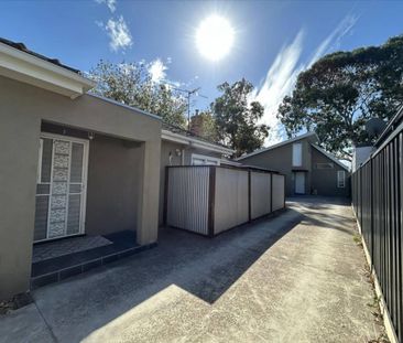 Available Now! Furnished 3 Bedroom House - Clean & tidy - Photo 1