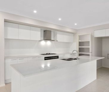 FAMILY HOME WITH ALL THE EXTRAS! - Photo 3