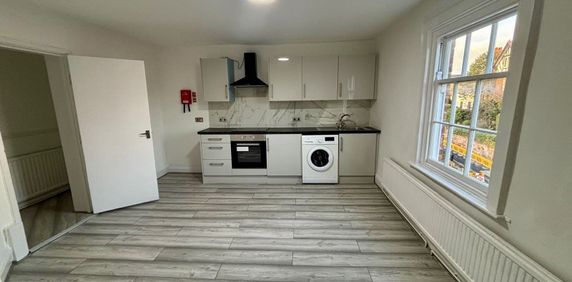 Flat 2 The Elms - Photo 2