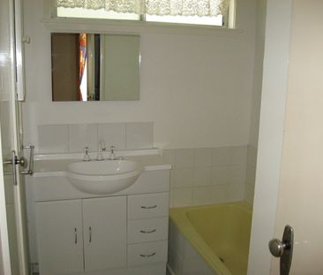 COMFORTABLE FAMILY HOME - Photo 4