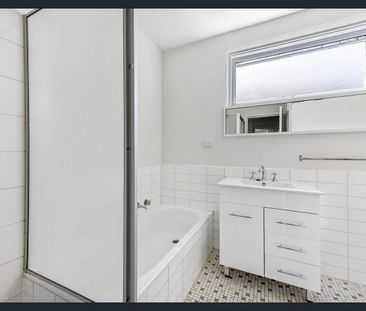 FABULOUS LOCATION – FULLY RENOVATED GROUND FLOOR APARTMENT - Photo 1
