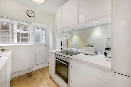 2 bedroom flat in 145 Fulham Road - Photo 2