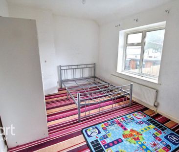 3 bedroom end of terrace house to rent - Photo 2