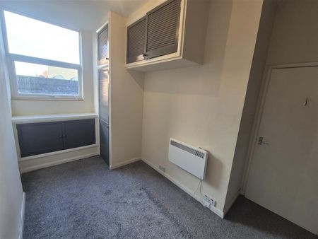 1 Bed Flat - Photo 2