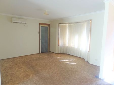 Villa close to amenities - Photo 5