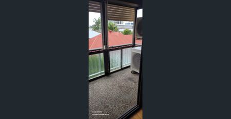 Top Floor Two Bedroom Apartment in Prime Location! - Photo 4