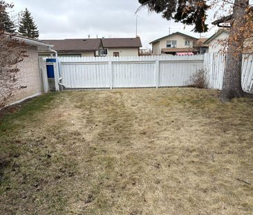 Nice 3 Bedroom, 1.5 Bath, Double Garage In Rundle! - Photo 6