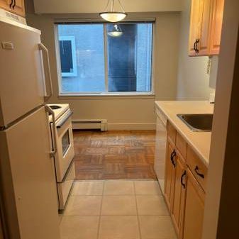 Very Bright 1-Bedroom, Steps from VGH, Granville & Broadway - Photo 4