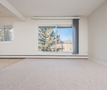 Crystal Court - Photo 1