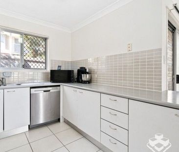 Walking to Woolworths Shopping center - Photo 2