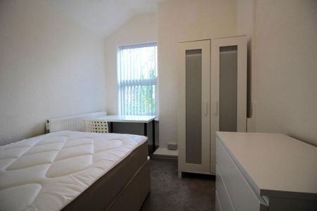 1 bedroom in a house share to rent - Photo 4