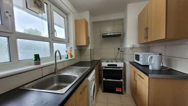 Flat, Gatwick House, Clemence Street, London, E14 - Photo 1