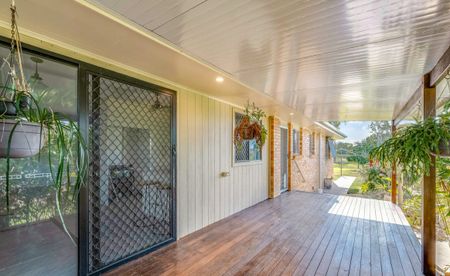 Spacious 3 Bedroom Family Home with Large Shed and Rumpus Room - Photo 3