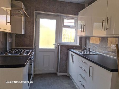 3 bedroom semi-detached house to rent - Photo 4