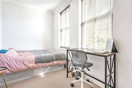 Charming four-bedroom terraced home in the heart of East London - Photo 4
