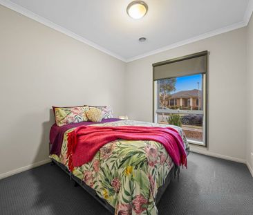 Stylish Family Home with Modern Comforts in Prime Lynbrook Location! - Photo 5