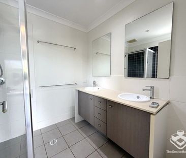 4 BEDROOM + STUDY TOWNHOUSE 100M TO WESTFIELD - Photo 5