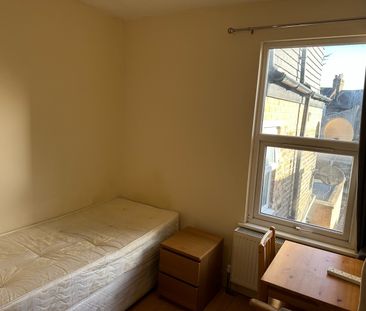 Room in a Shared House, Leslie Road, E11 - Photo 3