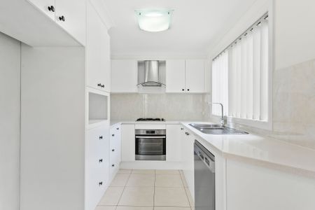 Spacious 3 Bedroom Townhouse with Double Garage - Photo 3