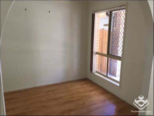 TWO BEDROOMS TOWNHOUSE WITH VINLY FLOOR AND AIR CONDITION - Photo 1