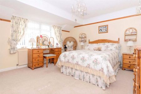 5 bedroom detached house to rent - Photo 3