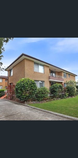 Modern Top-Floor Apartment in a Prime Lifestyle Location - Photo 2