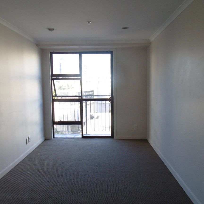 New paint and carpet - One bedroom unit - Photo 1
