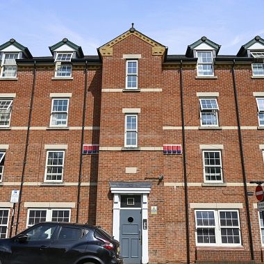 Spacious 4-Bedroom Flat for a group of 3 in Vibrant Sheffield Neighbourhood For 3 People! - Photo 1