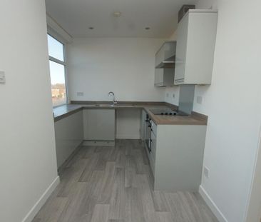 3 bedroom flat to rent - Photo 3