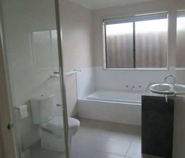 SPACIOUS TOWNHOUSE IN CENTRAL BAIRNSDALE - Photo 5