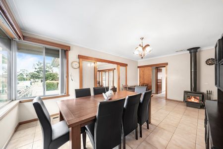 Spacious Family Home in Lalor - Photo 4