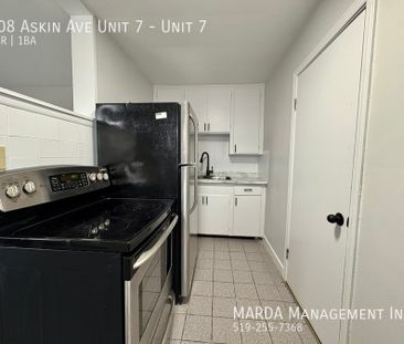 NEWLY RENOVATED 1-BEDROOM/1BATH APARTMENT + HYDRO - Photo 5