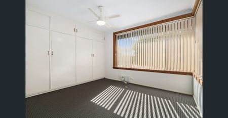 Comfortable 3-Bedroom Home Close to Schools & Shops - Freshly Painted, New Carpet Throughout - Photo 5