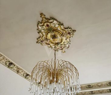 Altbaucharme pur: Große Erdgeschosswohnung mit Kamin, Loggia & Einb... - Photo 3