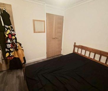 Surrey, Staines-upon-thames, TW18 - Photo 1