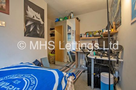 4 Bedroom Mid Terraced House for rent in Hyde Park Close - Photo 4