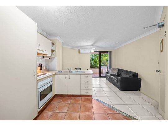 Stylish Chevron Island Living - Walk to everything! - Photo 1