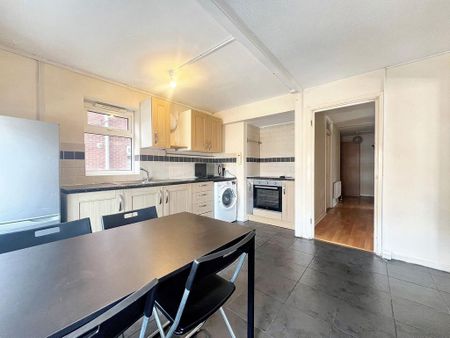3 bedroom flat to rent - Photo 5