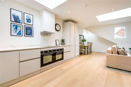 Stunning duplex top floor flat within an exclusive boutique development of a converted Lion house - Photo 2