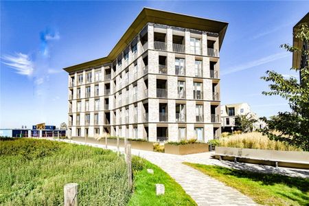 A beautiful 1 bedroom apartment situated in this popular development just to the North West of Cambridge. Amtico flooring and under floor heating. Secure parking space. Unfurnished. - Photo 5