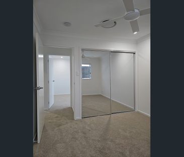 PERFECTLY LOCATED - SPACIOUS 4 BED TOWNHOUSE WITH DUCTED AIRCON - Photo 3