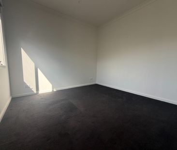 Stylish & Low Maintenance 2 Bedroom Unit in Prime Location. - Photo 3
