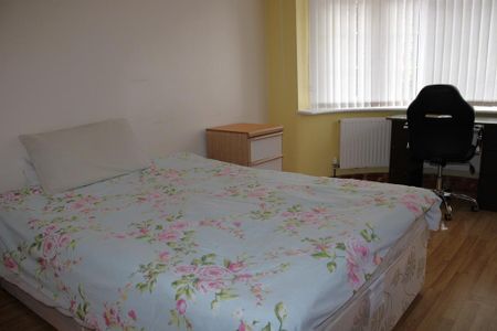 4 bedroom semi-detached house to rent - Photo 4